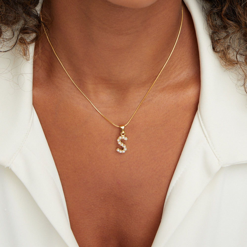 Collana con ciondolo a forma di lettera e perla