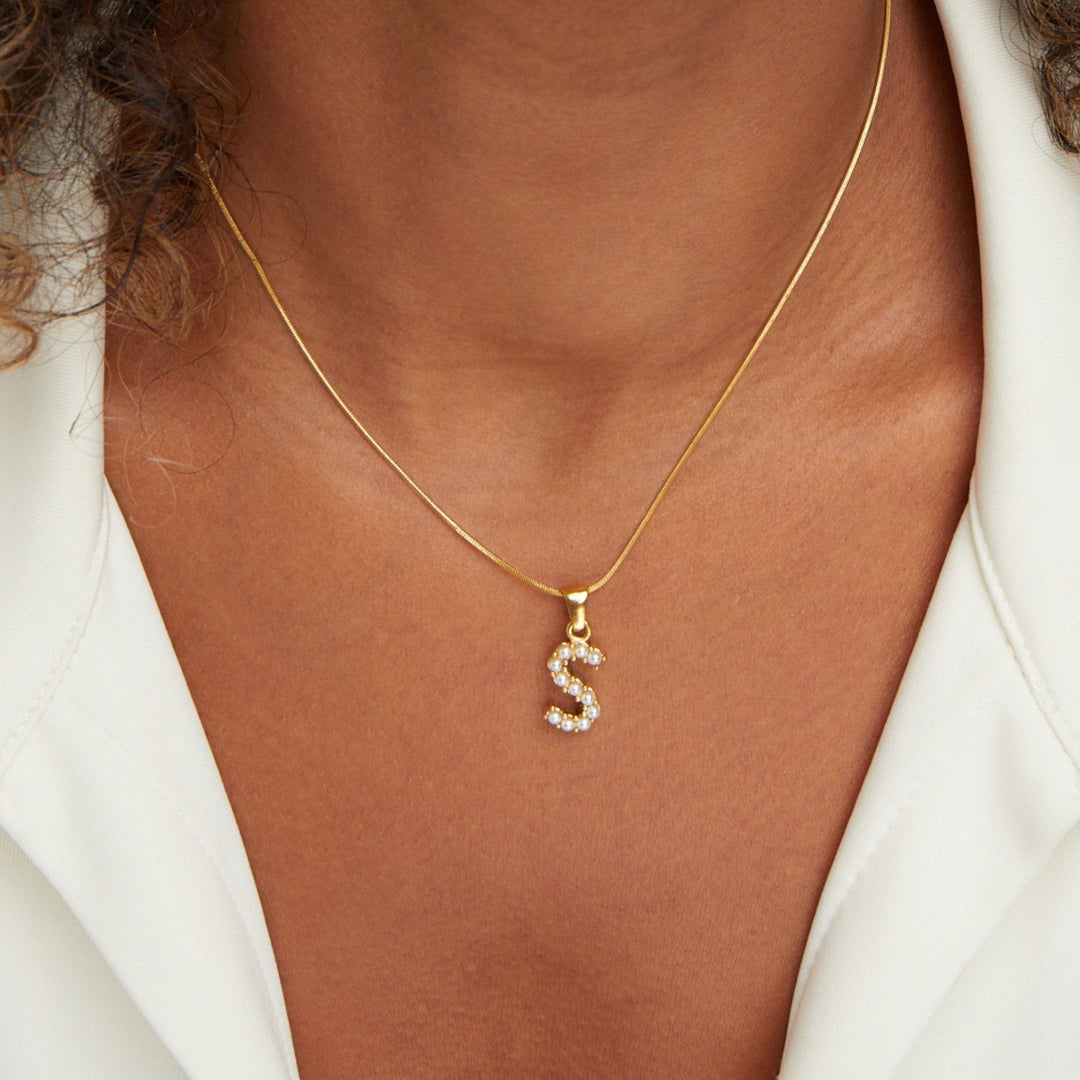 Collana con ciondolo a forma di lettera e perla