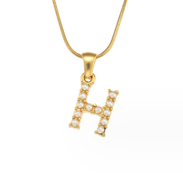 Collana con ciondolo a forma di lettera e perla
