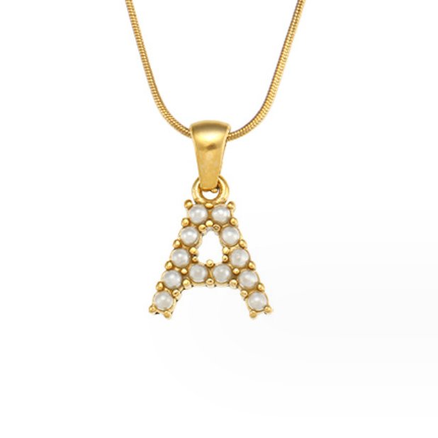 Collana con ciondolo a forma di lettera e perla