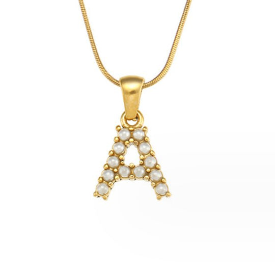 Collana con ciondolo a forma di lettera e perla