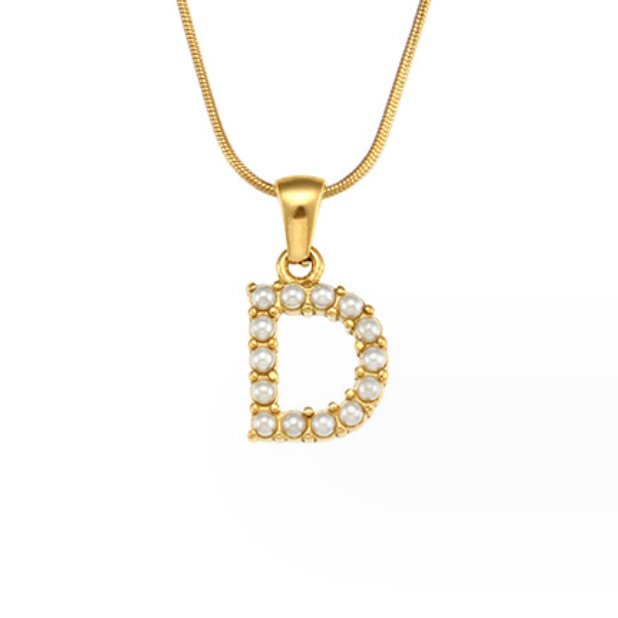 Collana con ciondolo a forma di lettera e perla