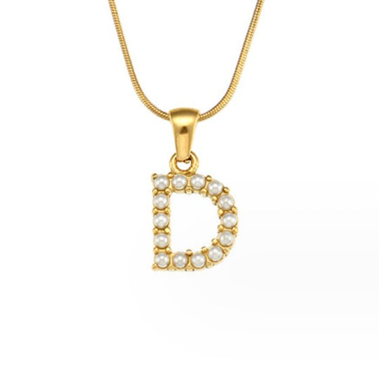 Collana con ciondolo a forma di lettera e perla