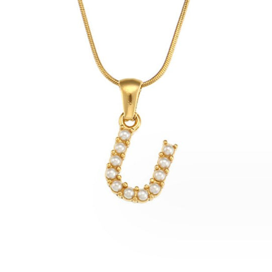 Collana con ciondolo a forma di lettera e perla