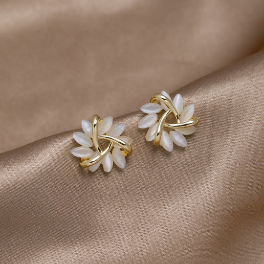 Orecchini in oro con petalo di opale