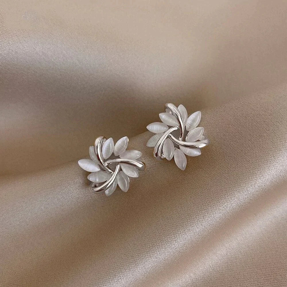 Orecchini a Cerchio con Petali di Opale in Oro